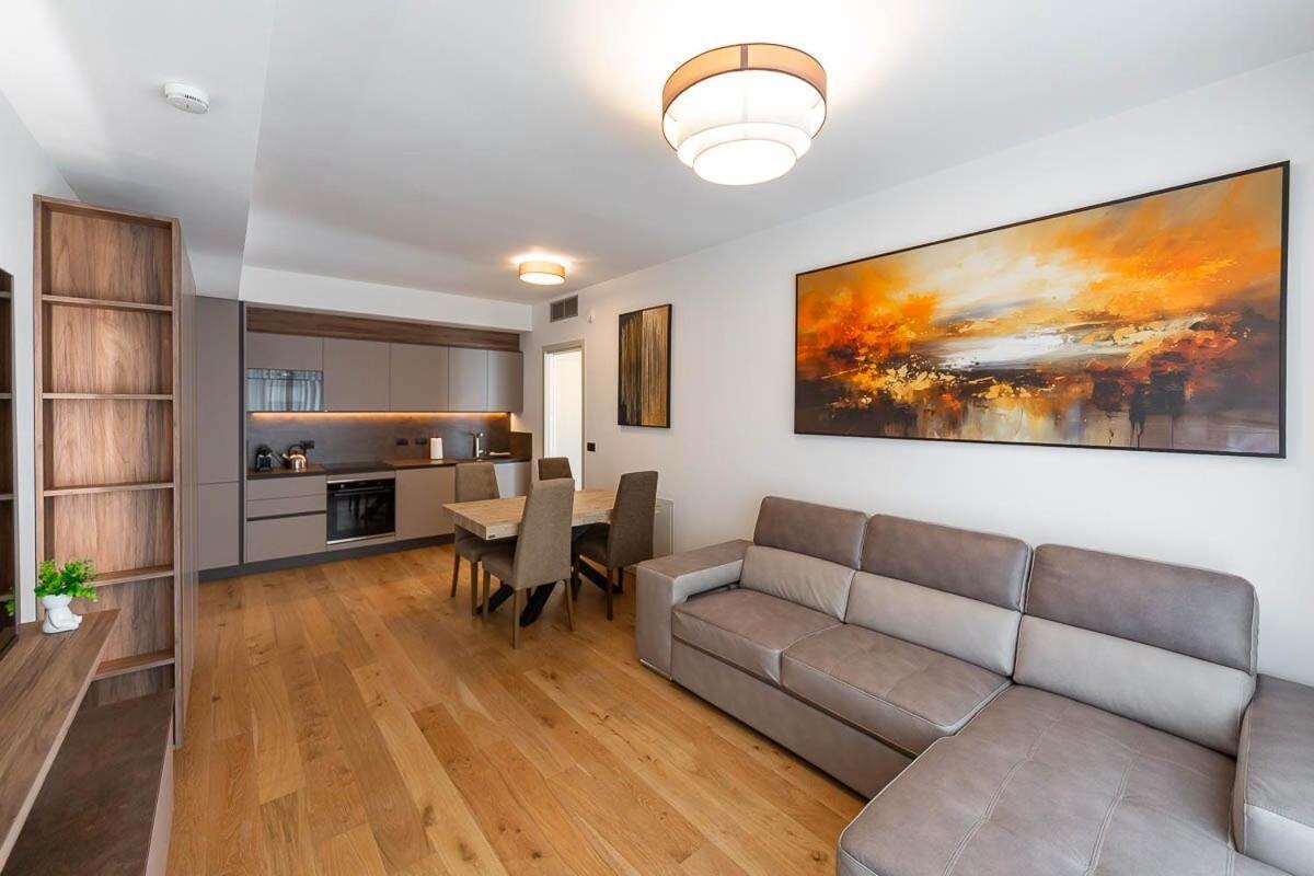 Apartment Free Parking Besta 10 Minutes Away Private Terrace And Garden View Milan