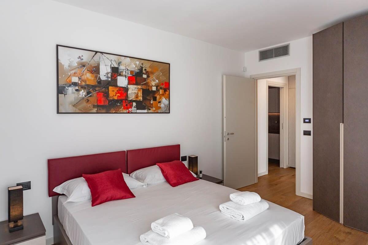 Apartment Free Parking Besta 10 Minutes Away Private Terrace And Garden View Milan