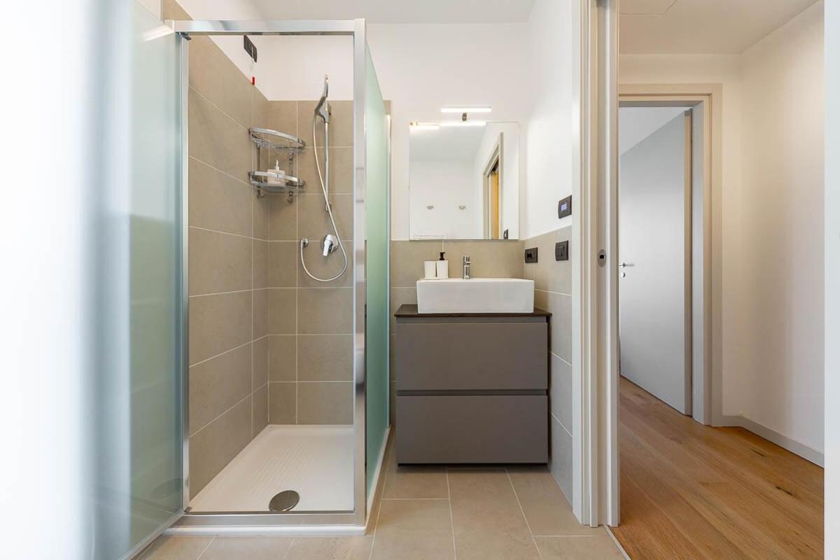 Apartment Free Parking Besta 10 Minutes Away Private Terrace And Garden View Milan
